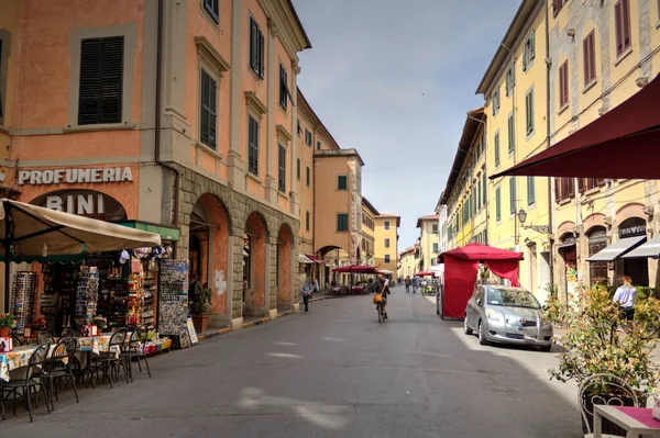 Pisa, İtalya 'da antik binaları olan eski bir sokak.