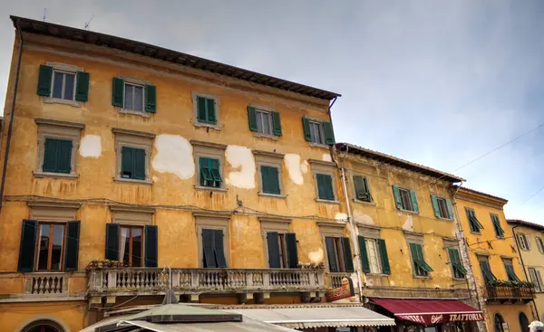 Pisa, İtalya 'da antik binaları olan eski bir sokak.