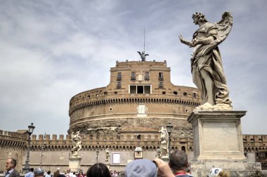 Kutsal Melek Kalesi (Hadrian / Castel SantAngelo anıtı) Adrian Park 'ta yüksek silindirik bir bina.