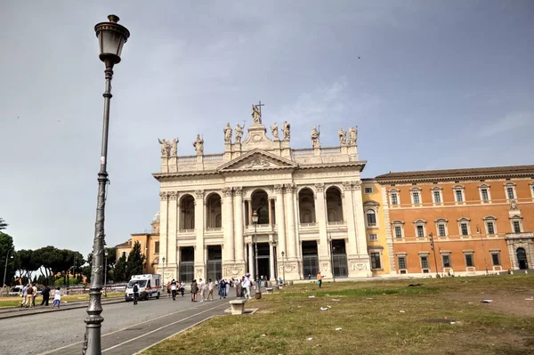 ローマのラテラノにあるサン ジョバンニ大聖堂は教皇の公式の教会の席です ローマ イタリア — ストック写真