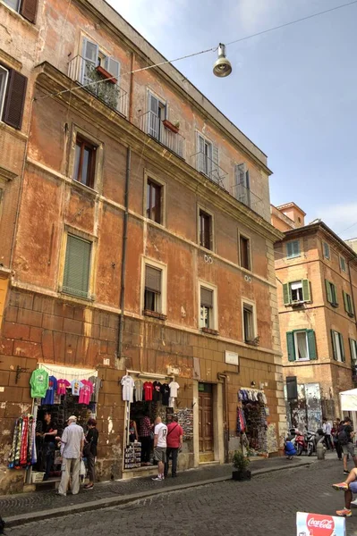 意大利罗马的一条风景如画的街道 — 图库照片