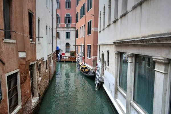 Venedik Talya Gondollu Kanal Sokağı Eski Eski Antika — Stok fotoğraf