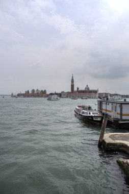 Venedik, Büyük Kanal manzarası ve Santa Maria Della sa Bazilikası. İtalya