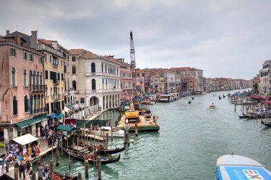 İtalya Venedik 'teki Ada Murano' su. Tekneyle kanalı izle