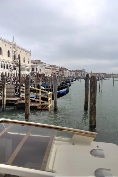 ヴェネツィア 壮大な運河とサンタ マリア デッラ サの大聖堂の景色 イタリア — ストック写真