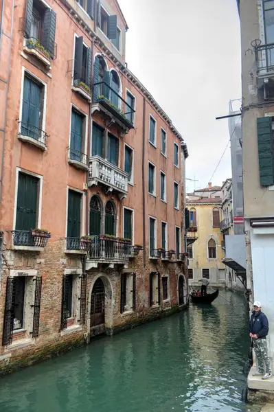 Gondolier Vénitien Perforant Gondole Travers Les Eaux Canal Vert Venise — Photo