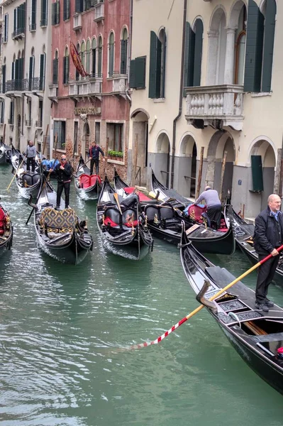 Venetian Gondolier Punting Gondola Green Canal Waters Venice Italy — Stock Photo, Image