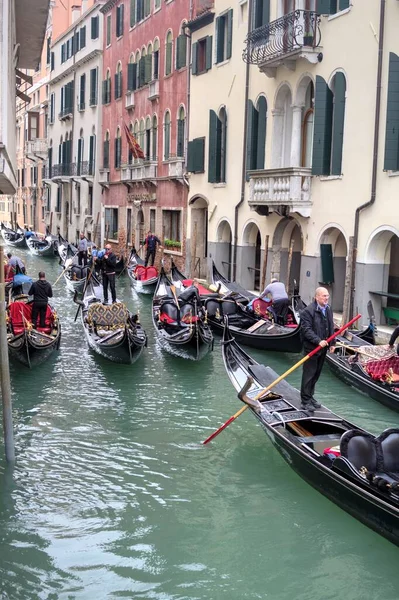 Venetian Gondolier Punting Gondola Green Canal Waters Venice Italy — Stock Photo, Image