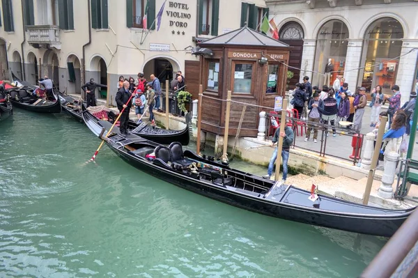 Venetian Gondolier Punting Gondola Green Canal Waters Venice Italy — Stock Photo, Image