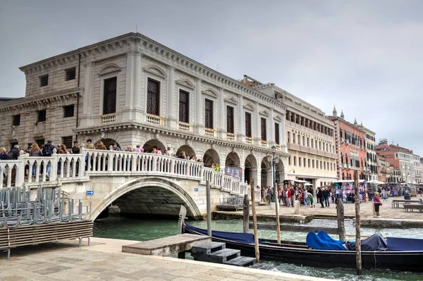 Gondolero Veneciano Punting Góndola Través Aguas Del Canal Verde Venecia — Foto de Stock