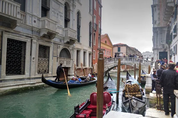 Venetian Gondolier Punting Gondola Green Canal Waters Venice Italy — Stock Photo, Image