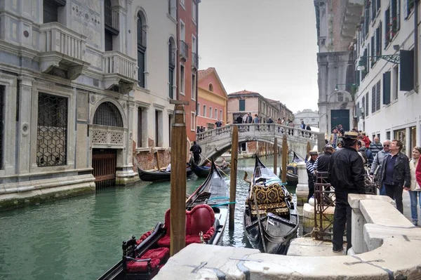 Venetian Gondolier Punting Gondola Green Canal Waters Venice Italy — Stock Photo, Image