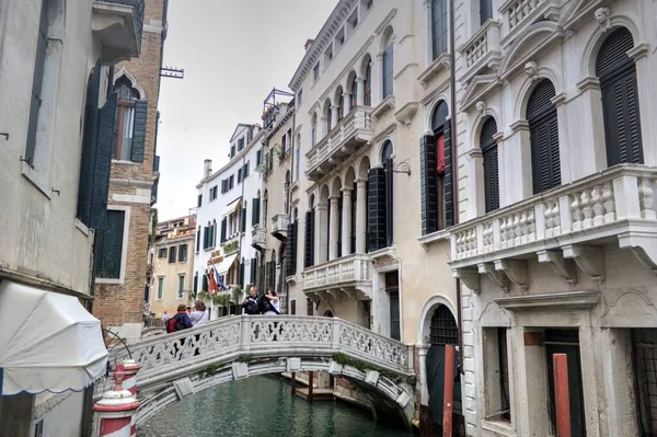 Gondolier Vénitien Perforant Gondole Travers Les Eaux Canal Vert Venise — Photo