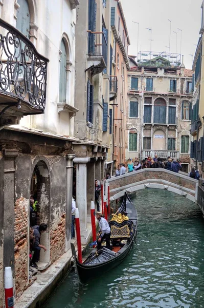 Venetian Gondolier Punting Gondola Green Canal Waters Venice Italy — Stock Photo, Image