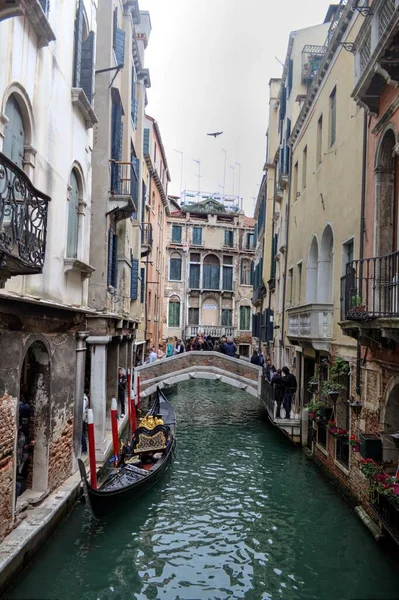 Gôndola Punção Gondola Veneziano Através Águas Canal Verde Veneza Itália — Fotografia de Stock