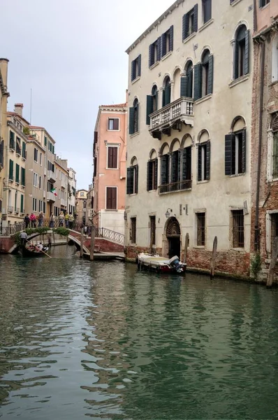 Gondolier Vénitien Perforant Gondole Travers Les Eaux Canal Vert Venise — Photo