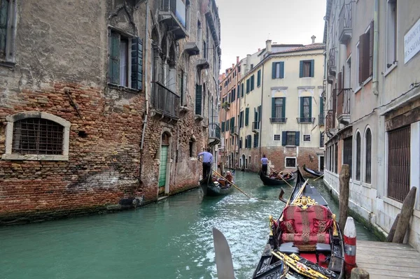 Venetian Gondolier Punting Gondola Green Canal Waters Venice Ιταλία — Φωτογραφία Αρχείου