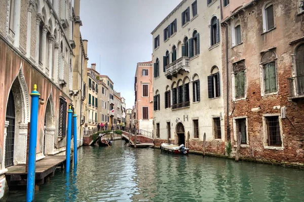 Gôndola Punção Gondola Veneziano Através Águas Canal Verde Veneza Itália — Fotografia de Stock