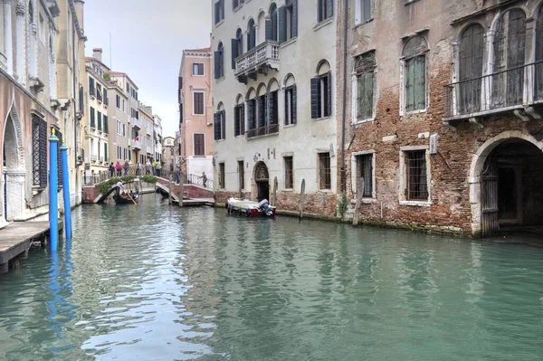 Venetian Gondolier Punting Gondola Green Canal Waters Venice Ιταλία — Φωτογραφία Αρχείου