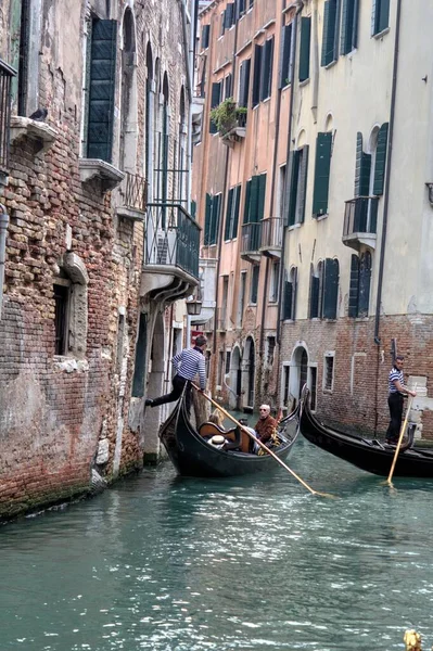 Gondolier Vénitien Perforant Gondole Travers Les Eaux Canal Vert Venise — Photo