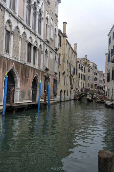 Venezianischer Gondoliere Fährt Mit Gondel Durch Das Grüne Kanalwasser Venedigs — Stockfoto