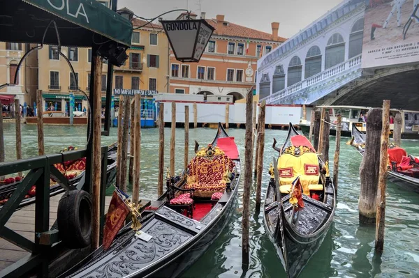 Venetian Gondolier Punting Gondola Green Canal Waters Venice Italy — Stock Photo, Image