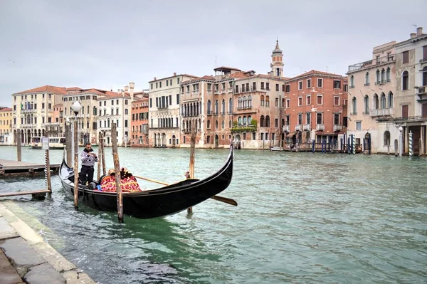 Venetian Gondolier Punting Gondola Green Canal Waters Venice Italy — Stock Photo, Image