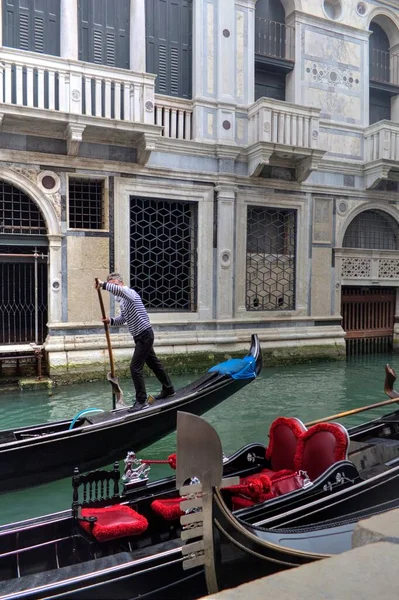 Venetian Gondolier Punting Gondola Green Canal Waters Venice Italy — Stock Photo, Image