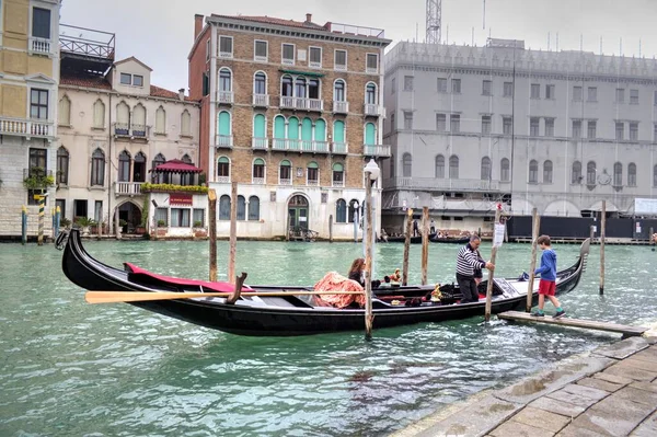 Venetian Gondolier Punting Gondola Green Canal Waters Venice Italy — Stock Photo, Image