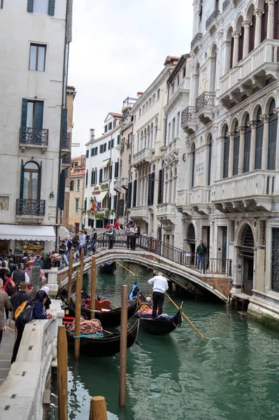 Gondolero Veneciano Punting Góndola Través Aguas Del Canal Verde Venecia —  Fotos de Stock