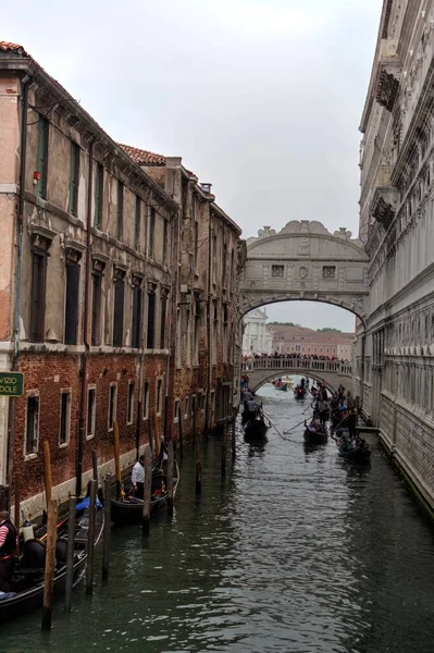 Venetian Gondolier Punting Gondola Green Canal Waters Venice Italy — Stock Photo, Image