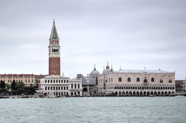 Venetië Uitzicht Cityline Zee Gebouwen Italië — Stockfoto