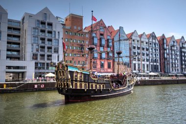 Gdansk tekneleri Motlawa 'ya ev sahipliği yapıyor. Eski model antika.