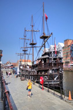 Gdansk tekneleri Motlawa 'ya ev sahipliği yapıyor. Eski model antika.