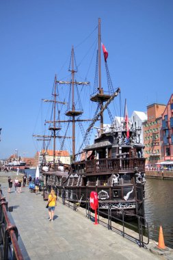 Gdansk tekneleri Motlawa 'ya ev sahipliği yapıyor. Eski model antika.