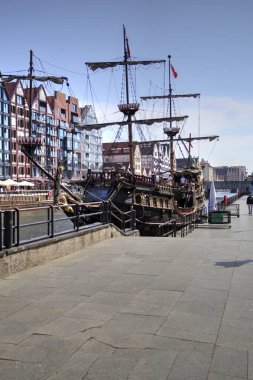Gdansk tekneleri Motlawa 'ya ev sahipliği yapıyor. Eski model antika.