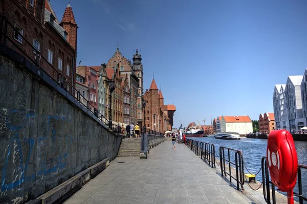 Gdaňsk Krásným Starým Městem Nad Řekou Motlawou Při Východu Slunce — Stock fotografie