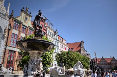 Polonya, Gdansk, gün batımında ünlü Neptün çeşmesi. Avrupa 'da popüler turizm ve seyahat merkezi