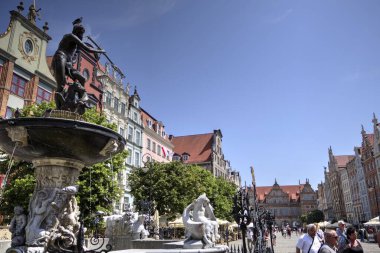 Polonya, Gdansk, gün batımında ünlü Neptün çeşmesi. Avrupa 'da popüler turizm ve seyahat merkezi