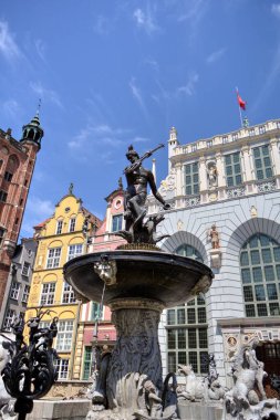 Polonya, Gdansk, gün batımında ünlü Neptün çeşmesi. Avrupa 'da popüler turizm ve seyahat merkezi