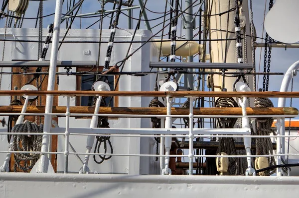 Gdynia航行护卫舰在港口摄影 — 图库照片