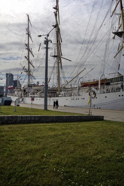 Gdynia航行护卫舰在港口摄影 — 图库照片