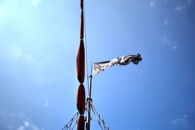 Kurukafa ve kemikler korsan bayrağında