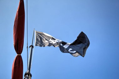 Kurukafa ve kemikler korsan bayrağında