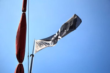 Kurukafa ve kemikler korsan bayrağında