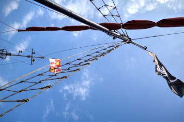 Kurukafa ve kemikler korsan bayrağında