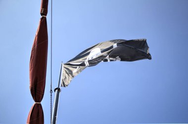 Kurukafa ve kemikler korsan bayrağında