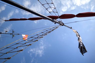 Kurukafa ve kemikler korsan bayrağında