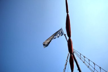 Kurukafa ve kemikler korsan bayrağında