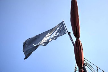 Kurukafa ve kemikler korsan bayrağında